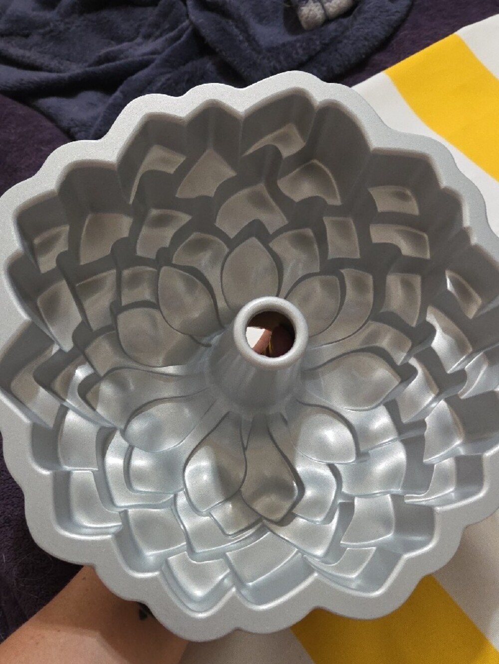 NEW Nordic Ware Metallic Gold Blossom Bundt Cake Pan - Picture 4 of 5